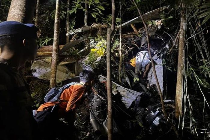 Rơi trực thăng ở Indonesia, 8 người thiệt mạng - Báo Tri thức &amp; Cuộc sống