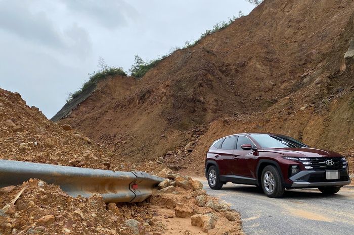 Đất đá ngổn ngang tại điểm sạt lở đường dẫn cao tốc La Sơn - Hòa Liên - Báo Pháp Luật TP.HCM