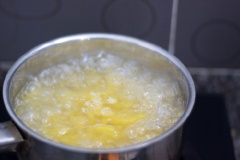 Cách luộc nui: Đun 1 nồi nước sôi để luộc nui, cho ¼ muỗng cà phê muối và 1/2 muỗng canh dầu ăn vào. Khi nui vừa chín tới thì vớt ra một tô nước lạnh, sau đó để nui thật ráo nước.