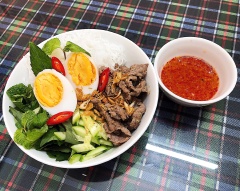 Để ăn bún thịt bò xào sả, bạn cần chuẩn bị tô rồi lần lượt cho bún, rau sống xắt nhỏ, thịt bò, trứng vịt luộc rồi rắc hành phi lên trên cùng. Nếu ăn cay được thì cho thêm vài lát ớt. Có thể ăn kèm nước mắm làm nếu nước thịt bò xào chưa đủ đậm nha. Cách làm bún thịt bò xào sả rất đơn giản lại cực kì nhanh chóng, bạn có thể làm thành bữa sáng của cả nhà nha. Món ăn này không chỉ ngon mà còn cung cấp đầy đủ chất cần thiết từ thịt đến rau các loại đó. Bạn còn chờ gì mà không nhanh tay lưu lại ngay cách làm bún thịt bò xào này nào.