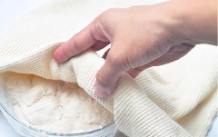 Cho khối bột mì vào một cái bát tô lớn, các bạn dùng màng bọc thực phẩm bịt kín miệng bát lại và ủ bột khoảng 1 giờ đồng hồ hoặc đến khi nào các bạn thấy bột nở được gấp đôi. Tiếp theo, các bạn lấy bột ra ngoài, nặn bánh thành một hình trụ lớn một chút. Đồng thời các bạn phết lên khắp khuôn bánh một lớp dầu ăn mỏng hoặc một lớp bơ để chống dính. Cho khối bột vào khuôn, cho khuôn bánh vào lò nướng đã được làm nóng sẵn. Đem nướng bánh khoảng 45 phút thì có thể tắt lò nướng.