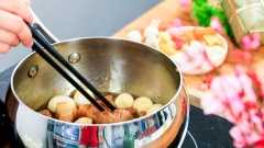 Thả 10 quả trứng cút đã luộc và bóc vỏ vào, nhẹ nhàng đảo đều tay. Kho thêm 10 phút thì tắt bếp.
