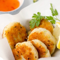 Bạn chỉ cần chiên mỗi mặt của miếng bánh khoảng 3 phút thôi nhé!