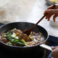 Sau đó cho nước dùng rau củ vào đun sôi. Cho chả cá và cải thìa vào chảo đảo đều đun vài phút. Hòa bột bắp với ít nước cho tan rồi cho vào chảo, khuấy đều và đun cho đến khi nước trong chảo sệt lại là được.