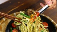 Bày món ăn lên đĩa rồi thêm vài cây húng thái nhỏ lên trên là hoàn thành. Gỏi đu đủ ba khía là món ăn chơi đậm chất miền Tây, vừa mang dáng dấp món ăn nổi tiếng của Thái Lan. Với nước trộn chua ngọt, cay cay hòa cùng cái giòn giòn đu đủ, đậu đũa và mùi ba khía nồng đậm sẽ kích thích vị giác người ăn tối đa. Một món ăn thích hợp để thiết đãi bạn bè những lúc tám chuyện cùng nhau, còn chờ gì nữa mà không xắn tay vào bếp làm ngay thôi!