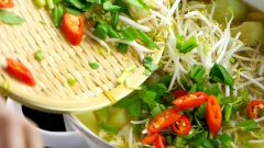 Thêm giá, ớt, hành ngò vào nồi cùng với tỏi phi lúc nãy, khuấy đều là hoàn tất. Vậy là bạn đã hoàn thành xong món canh chua cá diêu hồng cực ngon, mát lành và thơm lừng để ăn cùng cơm nóng rồi nè. Chúng ta nhanh tay lưu lại công thức và thử nấu ngay nhé, đảm bảo hương vị ngon tuyệt luôn đấy.