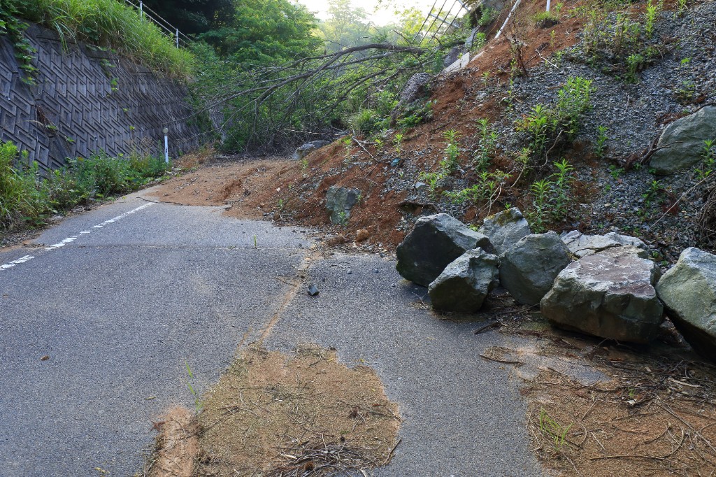 土砂崩れで道路が塞がれた様子