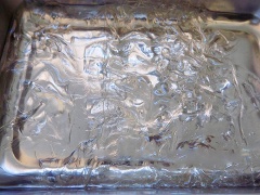 Lá gelatine ngâm vào nước đá lạnh 15 phút cho mềm.