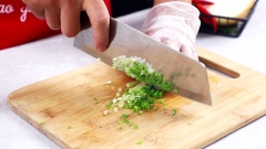 Rửa sạch các nguyên liệu. Nấm mèo ngâm nở cắt nhỏ, cà rốt cắt hạt lựu nhỏ, Hành tây cắt hạt lựu nhỏ, tôm lột vỏ băm nhuyễn, hành lá cắt nhuyễn.
