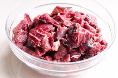 Trộn nước tương, mật ong, bột bắp, tỏi băm, gừng băm, muối, tiêu trong 1 cái chén riêng và để 1 bên. Các loại rau củ rửa sạch, thái miếng vừa ăn, để riêng trong tô. Thịt bò rửa sạch, thái miếng nhỏ hoặc thái khối vuông tùy theo sở thích nhé.