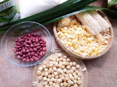 Hạt sen khô rửa sạch ngâm nước khoảng 4-5 tiếng đồng cho mềm. Cho hạt sen vào nồi, đổ nước vào nồi luộc sơ, bỏ phần nước đi sau đó đổ thêm nước cách mặt sen khoảng 1-2cm rồi hầm mềm. Canh chừng không hầm quá lâu sen sẽ bị mềm, nát không đẹp.