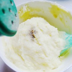 Rắc thêm hạt tiêu và muối sao cho vừa miệng. Bắt khoai thành bông kem rồi nướng trong lò ở 200 độ C trong vòng 6 phút.