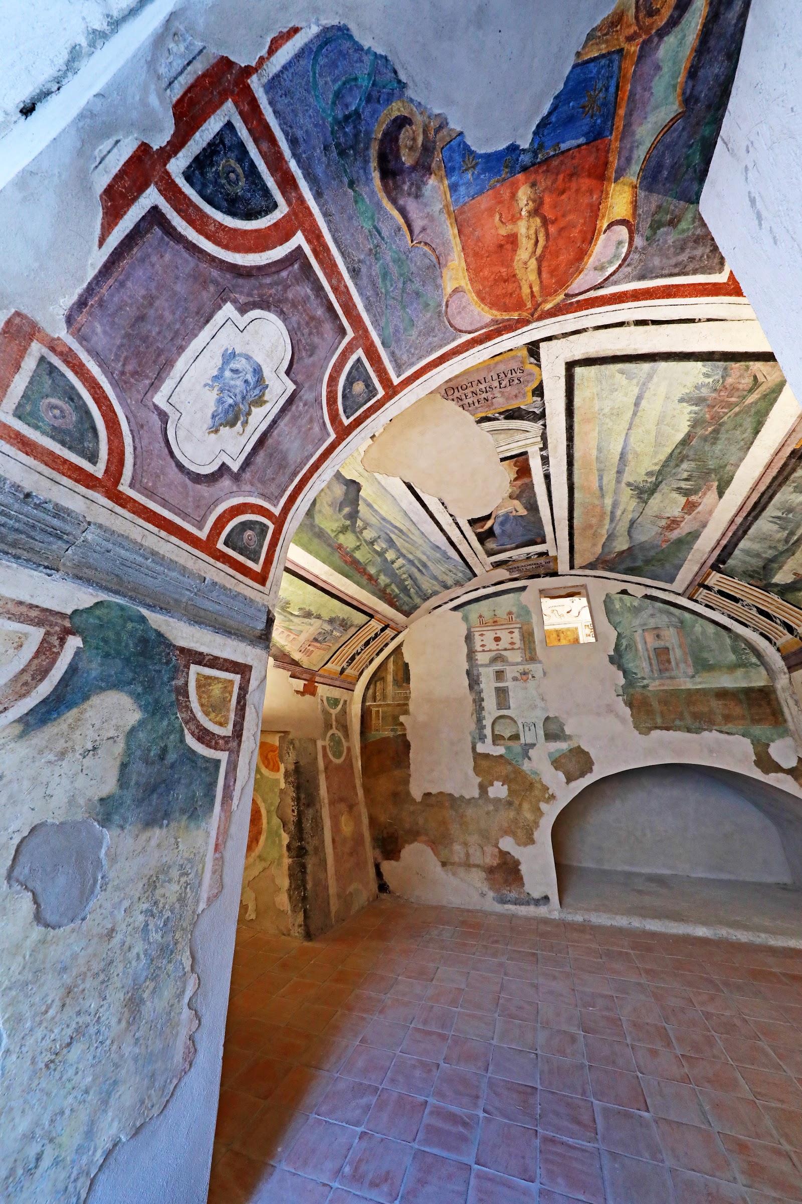 Sant’Agata de’ Goti, affreschi e grottesche