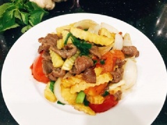 Khoai tây trước khi xào được chiên nên có lớp vỏ vàng ruộm, vẫn giữ được độ giòn, bên trong bở tơi, quyện với nước tiết từ thịt bò càng thêm đậm đà. Thịt bò vừa chín tới, mềm ngọt, rất thơm. Món ăn có hương vị thơm ngon, màu sắc bắt mắt, sự kết hợp của nhiều nguyên liệu nên càng trở nên hấp dẫn.