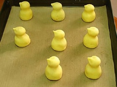 Xếp bánh lên khay nướng có lót sẵn một lớp giấy nến. Cho bánh vào lò, nướng khoảng 20-25 phút ở nhiệt độ 170 độ C.
