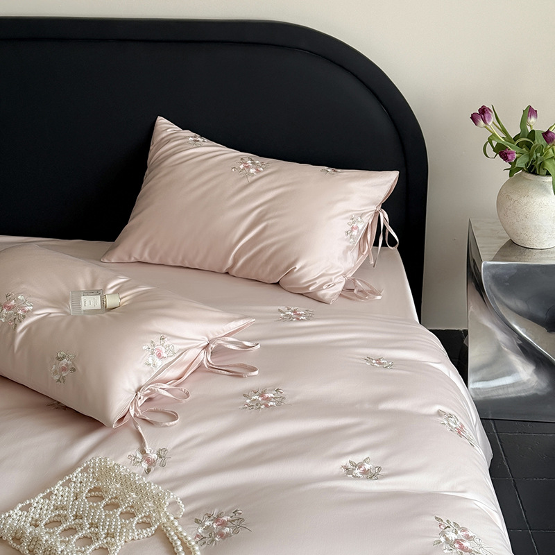 Long-staple cotton bedding with rose embroidery