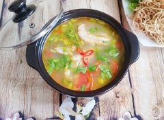 Bày trí canh đẹp mắt, dùng nóng với cơm. Cũng có thể ăn cùng với bún tươi rất ngon nhé! Có thể dọn kèm chén nước mắm mặn, ăn kèm rau sống tùy thích.