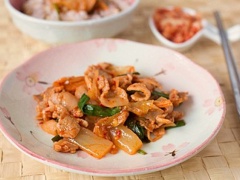 Bày trí ra đĩa và thưởng thức với cơm.