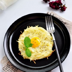 Những chiếc bánh trứng tựa hồ như những chiếc tổ chim với màu sắc bắt trông cực hấp dẫn chắc chắn sẽ mang đến cho bạn bữa ăn ngon miệng.