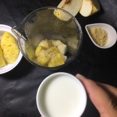 Tiếp theo cho đường và sữa chua.