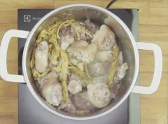 Đập dập hành tím, phi thật thơm cùng 2 muỗng canh dầu ăn. Sau đó, cho măng khô đã xé sợi vào xào kĩ cùng 3 muỗng canh nước mắm. Xào măng cho đến khi ngấm mắm thì cho sườn và chân giò vào. Cho vào 2 lít nước và ninh nhỏ lửa trong vòng 2 giờ. Nêm nếm hạt nêm và gia vị sao cho phù hợp với khẩu vị của bạn.