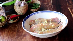 300gr cá trê mua về rửa sạch với nước muối pha gừng cho bớt nhớt và khử mùi tanh. Sau đó phi lê cá thành miếng dài, ướp cá với nửa muỗng cà phê muối, nửa muỗng cà phê hạt nêm, 1 muỗng cà phê gừng băm và 50gr bột chiên giòn. Thoa đều các mặt để cá thấm gia vị.