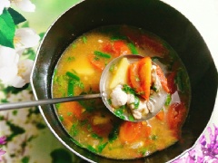 Đặt nồi lên bếp cùng với 2 muỗng canh dầu ăn, khi dầu nóng thì cho hành, tỏi băm vào phi cho thơm sau đó cho cà chua vào xào sơ qua cho cà chua mềm, thêm 1 chút muối, nước mắm rồi cho hàu sữa vào xào cùng. Thêm lượng nước vừa đủ rồi cho nước cốt mẻ vào nấu cho canh sôi lên thì cho trái thơm, nêm chút hạt nêm và bột ngọt, nếm lại cho vừa miệng, nấu thêm khoảng 1 phút thì rắc hành lá, rau răm vào là tắt bếp.