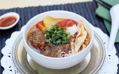 Khi dùng gắp một ít bún vào tô lớn, thêm chả mực chiên và phần mực tươi đã xào chín, chan nước dùng thêm cà chua, thơm. Rắc lên bề mặt một ít hành lá, húng quế cắt nhỏ, dùng kèm với các loại rau và tương ớt ăn kèm.