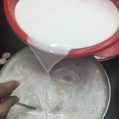Cách làm bánh canh bột gạo: Cho bánh canh vào nồi, nấu khoảng 2 phút cho bánh canh chín. Cuối cùng mới cho phần nước cốt dừa để riêng vào, sôi lăn tăn thì tắt bếp.
