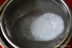 Trút hỗn hợp vào chảo, đun sôi trong lửa lớn khoảng 2 phút là vặn nhỏ lửa, vừa đun vừa khuấy để đáy nồi không bị vón cục và cháy khét. Khoảng 3 phút nữa là tắt bếp, lọc hỗn hợp cháo qua rây để loại bỏ hạt gạo cứng.