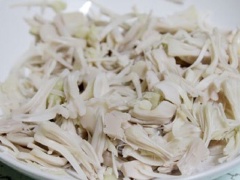 Đầu tiên, luộc thịt ba chỉ và mít non trong 2 nồi khác nhau. Sau khi chín, thịt ba chỉ cắt mỏng còn mít non tước bỏ cùi mít, dùng tay xé thành sợi.