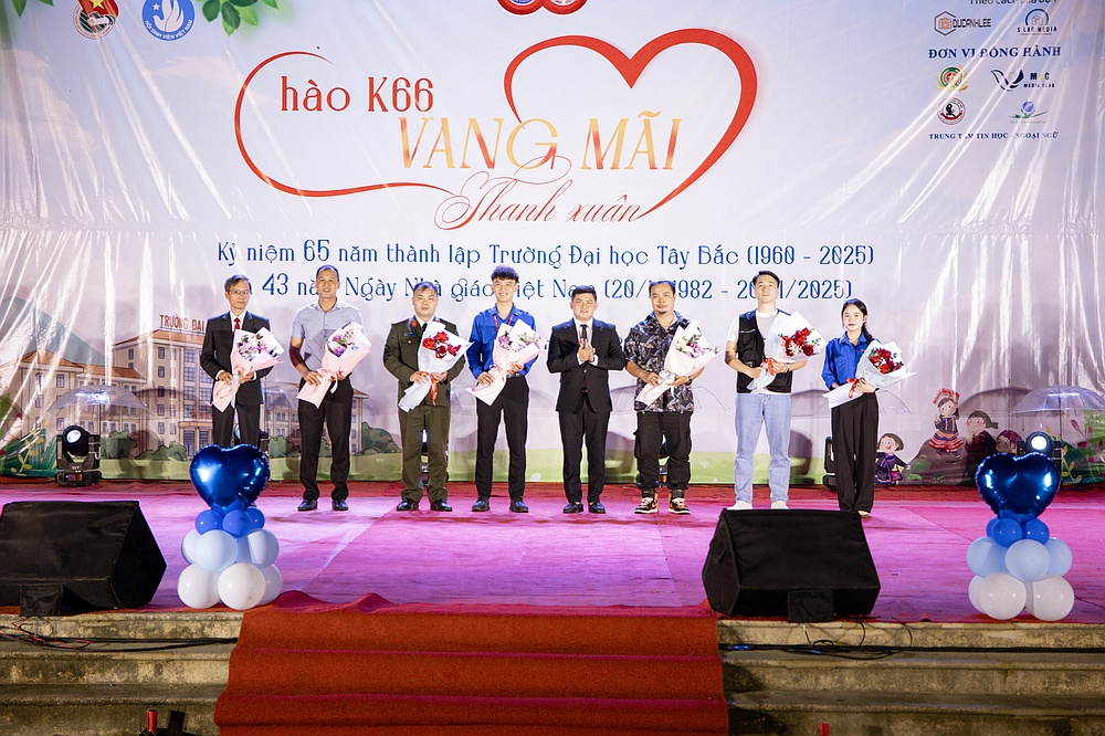 Đêm nhạc hội “Vang mãi thanh xuân”