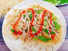 Khi ăn cho hủ tiếu ra dĩa, cho thịt, xà lách , giá đỗ lên trên. Chan nước sốt lên và thêm chút tương ớt cay cay nữa là món ăn đã hoàn thành.