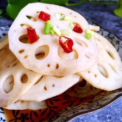 Bày trí củ sen ra đĩa cho đẹp mắt là dùng được. Củ sen trộn chua cay mặn ngọt xem như món ăn salad trộn hay món gỏi dùng khai vị sẽ giúp bữa ăn thêm tròn vị nhé!