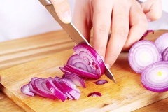 Thịt gà mua về bạn rửa thật sạch với ít rượu trắng rồi rửa lại với nước sạch, để ráo rồi cắt thành miếng lớn vừa ăn. Hành tây bạn cắt miếng nhỏ và mỏng nhé!