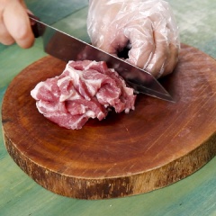 Nhân gan thịt: Đem 200gr thịt nạc dăm và 200gr gan heo cắt miếng nhỏ vừa ăn. Sau đó, bắc chảo lên bếp, phi thơm 10gr tỏi phi rồi cho thịt và gan vào xào 1 phút, nêm 1 muỗng cà phê muối, 1 muỗng cà phê đường, 1 muỗng cà phê tiêu rồi xào chín tái.