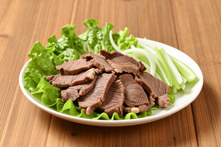 Блюдо из отварного мяса и свежих овощей
