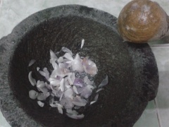Hành tím rửa sạch rồi giã nát, cho gia vị vào trộn đều ngay trong cối giã và cho thêm nước vào. Trộn đều thành cối gia vị sóng sánh.