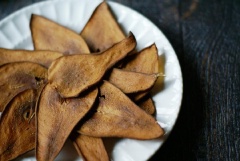 Khi snack lê sấy nguội có thể bảo quản trong hũ kín để nơi thoáng mát để dùng dần nhé! Không nên bảo quản tủ lạnh vì sẽ làm mềm và ẩm lê sấy đấy!
