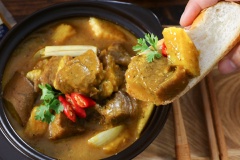 Thành phẩm hoàn tất là nồi cà ri dê thơm béo với màu sắc rất bắt mắt. Cắn vào từng miếng thịt dê thấy rất mềm, thấm gia vị và đặc biệt là không còn mùi hôi đặc trưng nữa. Húp vào miếng nước cà ri dê sẽ nghe vị mặn ngọt đậm đà, thêm vị béo nhẹ nhàng lúc vừa ăn xong, cảm giác cứ thèm món ăn ngon này. Cách làm cà ri ấn độ này sẽ cho bạn món ngon để chấm cùng bánh mì, ăn với cơm hoặc bún cực kỳ hấp dẫn luôn.
