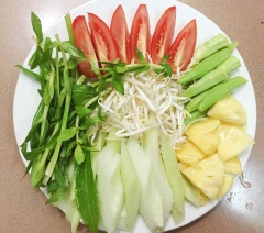 Khô cá lóc đồng chọn con vừa ăn, cắt thành khúc vừa miệng, luộc 5 phút với nước sôi và giấm để khô được mềm và bớt mặn rồi vớt ra để ráo. Bạc hà tước bỏ lớp bỏ ngoài, thái hình oval. Ngò gai, rau om rửa sạch thái khúc, ớt cắt lát. Thơm cắt lát, cà chua cắt miếng quân cờ. Bắc chảo nóng, cho dầu ăn vào xào sơ thơm cho thơm.