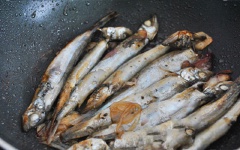 Cho chảo lên bếp, cho 1 muỗng canh đường và 1 muỗng canh dầu ăn vào đun đến khi đường tan thì cho cá vào chiên cùng. Chiên đến khi cá vàng thì tắt bếp.