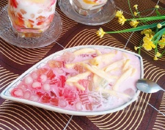 Sữa chua đổ ra bát to, trộn đều cho sữa sánh mịn. Xếp mít, thạch cắt miếng nhỏ, chân trâu, nước cốt dừa và sữa đặc dưới đều lên trên, sau đó thêm đá bào nhỏ, chút dừa nạo làm cho món sữa chua thêm hấp dẫn.