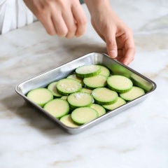 Cho bí vài một khay phẳng rắc vào ít muối, trộn đều lên. Sau đó cho bí ra tô sạch, đánh tan 2 lòng đỏ trứng cho vào tô bí, dùng tay trộn đều cho bí áo đều 1 lớp lòng đỏ trứng. Sau đó xếp các miếng bí vào chảo dầu. Trong quá trình chiên xếp 1 lát ớt với ít ngò rí cho đẹp mắt. Chiên lửa nhỏ vừa cho đến khi chín đều 2 mặt thì vớt ra để ráo dầu.