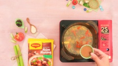 Đun sôi nồi canh, nêm vào 1 muỗng canh hạt nêm nấm hương chay Maggi, 1 muỗng canh nước cốt me và 1 muỗng canh đường cho gia vị vừa miệng.