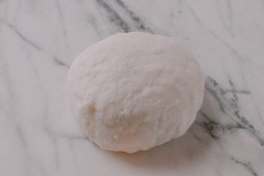 Trên một mặt phẳng sạch đổ 130gr bột mì khô đã để riêng vào sau đó đổ phần bột ướt lên, trộn kỹ. Nhào bột tới khi thành một khối mịn mượt là được.
