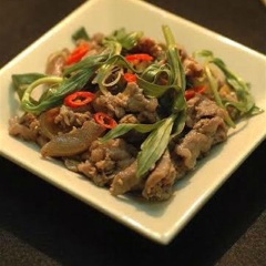 Cho thịt bê xào rau ngổ ra đĩa dùng nóng với cơm. Thịt bê xào lá ngổ là món ăn khá mới lạ với nhiều người. Thịt bê xào mềm ngọt, thơm nhẹ mùi sả, lá ngổ giòn và thơm tổng hòa thành một món ăn rất đậm đà hấp dẫn.