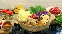 Thịt bò rất nhiều dinh dưỡng và cách làm lẩu bò sa tế cũng đơn giản. Cùng làm ngay nồi lẩu bò sa tế cay nồng đậm vị này vào dịp cuối tuần sắp tới nhé, vừa để mọi người quây quần bên nhau vừa nạp thêm năng lượng cho cả gia đình.