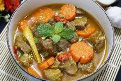 Múc ra tô sau đó rắc thêm tiêu và thưởng thức khi còn nóng hổi. Bò kho là món ăn quen thuộc của người Việt Nam, bạn có thể phục vụ những bữa chính với cơm nóng hoặc dùng để ăn sáng với bánh mì, bánh phở hay mì gói cũng được.