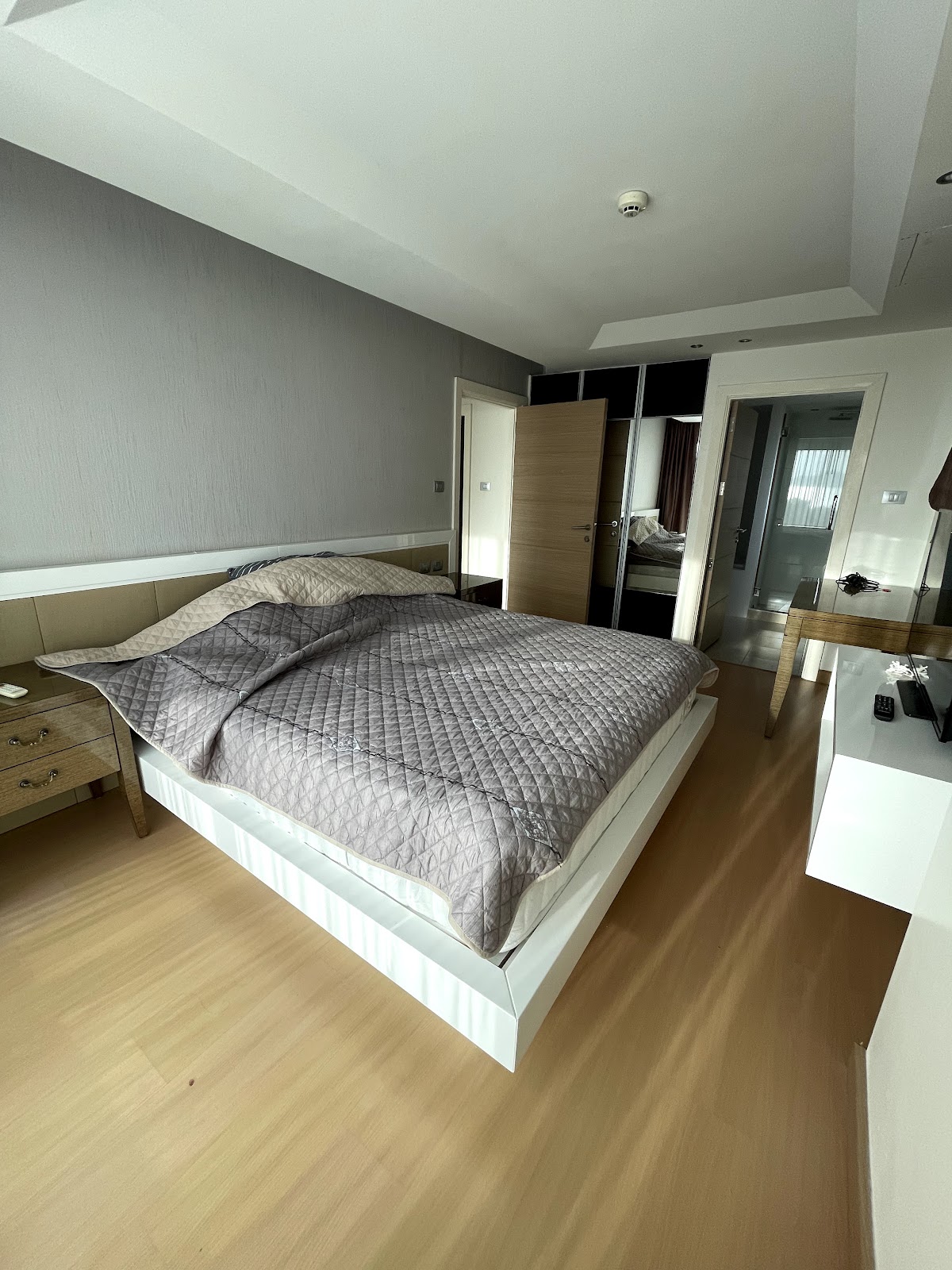 Unixx - 2 Bed, Floor 37 4